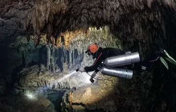 Underwater cave diving in the Yucat&aacute;n peninsula